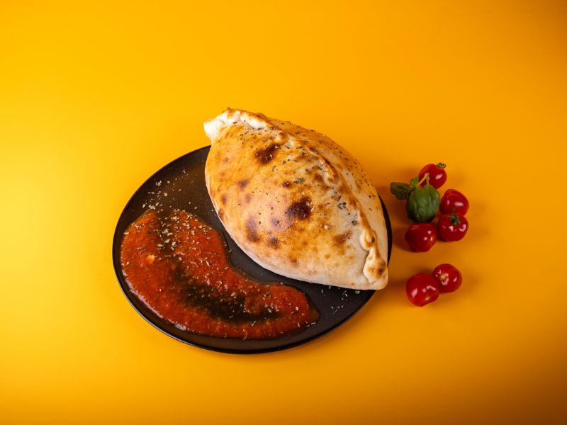 8. CALZONE (INBAKAD)