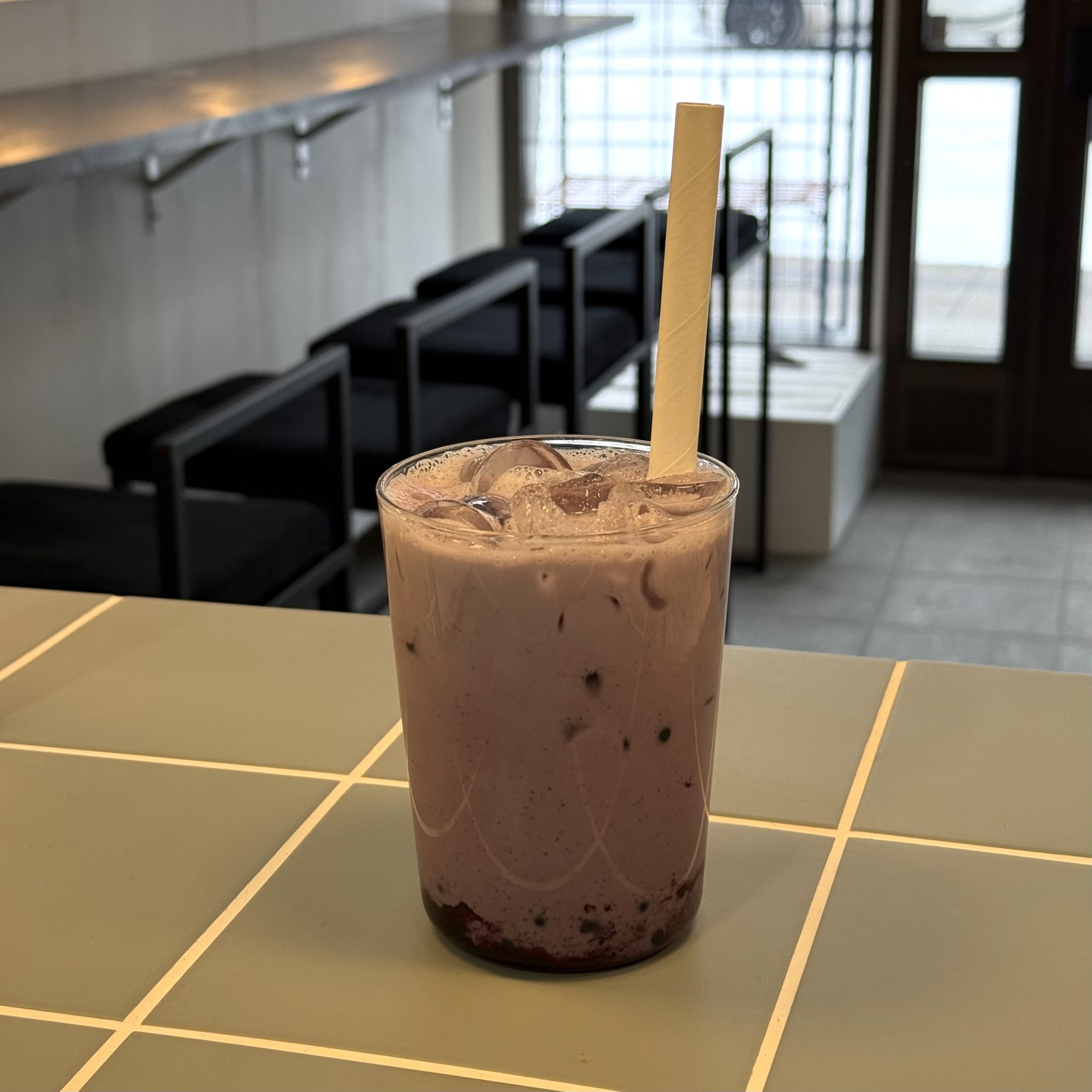 Blueberry milk med popping boba 